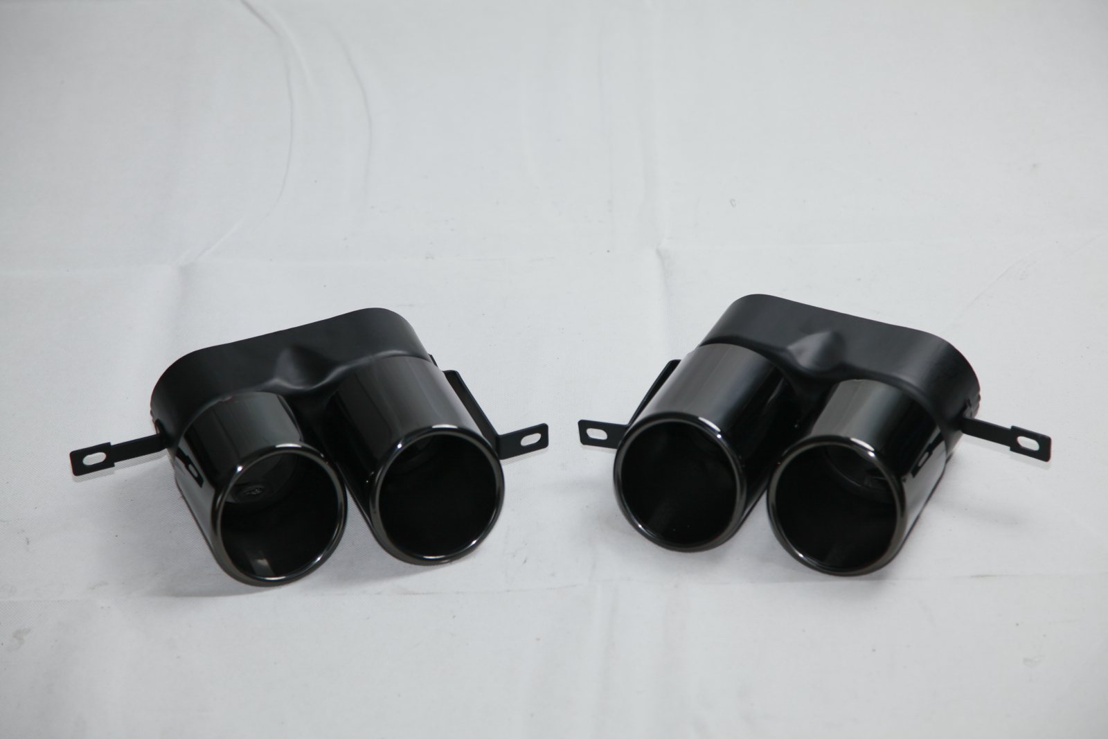 BMW G20 G28 split round exhaust tips angled view